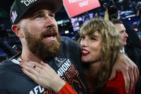 Taylor Swift und Travis Kelce: Ihre Lovestory wird zum Weihnachtsfilm Taylor Swift und Travis Kelce: Ihre Lovestory wird zum Weihnachtsfilm