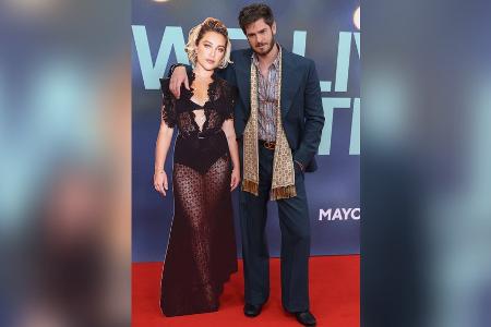 In London: Andrew Garfield posiert mit Florence Pugh aus Pappe In London: Andrew Garfield posiert mit Florence Pugh aus Pappe