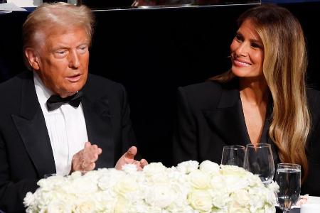 Selten zu sehen: Melania Trump zeigt sich mit Donald und einem Lächeln Selten zu sehen: Melania Trump zeigt sich mit Donald und einem Lächeln