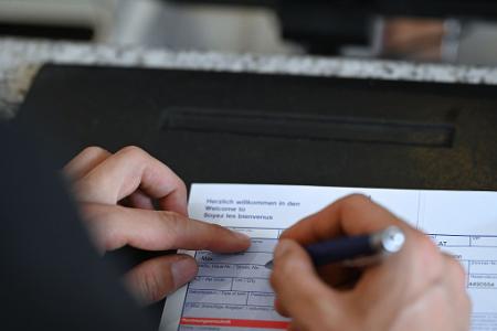 Das neue Gesetz zum Bürokratieabbau betrifft auch die Meldezettel bei Hotelübernachtungen. (Symbolbild) Das neue Gesetz zum Bürokratieabbau betrifft auch die Meldezettel bei Hotelübernachtungen. (Symbolbild)