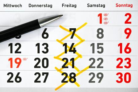 Im Arbeitszeitmodell der Vier-Tage-Woche könnte der Freitag als Arbeitstag wegfallen. (Symbolbild) Im Arbeitszeitmodell der Vier-Tage-Woche könnte der Freitag als Arbeitstag wegfallen. (Symbolbild)