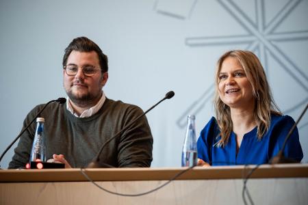 Carsten Meier von der Unternehmensberatung Intraprenör und Julia Backmann von der Universität Münster stellen ihre Studienergebnisse vor.
