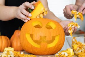 Kinderleicht: Kürbisschnitzen für die Halloween-Deko