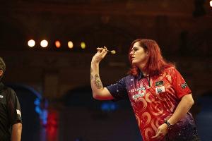 Erste Transfrau bei Darts-WM: Van Leuven schreibt Geschichte