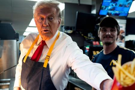 Fast Food im Wahlkampf: Donald Trump brutzelt und serviert Pommes Fast Food im Wahlkampf: Donald Trump brutzelt und serviert Pommes