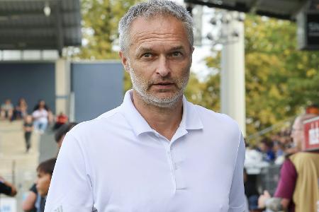 Vor 2000 Fans: Wück leitet erstes Training als Bundestrainer Vor 2000 Fans: Wück leitet erstes Training als Bundestrainer