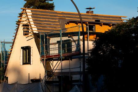 Haus während einer Sanierung: Oft wird das Dach gedämmt. Haus während einer Sanierung: Oft wird das Dach gedämmt.