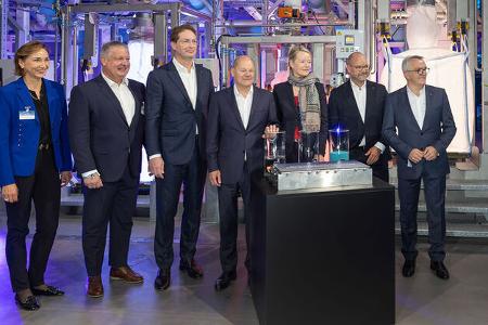Mercedes-Benz eröffnet Batterie-Recyclingfabrik in Kuppenheim. Von links: Renata Jungo Brüngger, Vorständin Mercedes-Benz Group AG verantwortlich für Integrität, Governance & Nachhaltigkeit, Karsten Mußler, Bürgermeister der Stadt Kuppenheim, , Ola Källenius, Vorstandsvorsitzender der Mercedes-Benz Group AG, Olaf Scholz, Bundeskanzler der Bundesrepublik Deutschland, Thekla Walker MdL, Ministerin für Umwelt, Klima und Energiewirtschaft Baden-Württemberg, Jörg Burzer, Mitglied des Vorstands der Mercedes-Benz Group AG, verantwortlich für Produktion, Qualität & Supply Chain Management, Ergun Lümali, Vorsitzender des Gesamtbetriebsrats der Mercedes-Benz Group AG Mercedes-Benz eröffnet Batterie-Recyclingfabrik in Kuppenheim. Von links: Renata Jungo Brüngger, Vorständin Mercedes-Benz Group AG verantwortlich für Integrität, Governance & Nachhaltigkeit, Karsten Mußler, Bürgermeister der Stadt Kuppenheim, , Ola Källenius, Vorstandsvorsitzender der Mercedes-Benz Group AG, Olaf Scholz, Bundeskanzler der Bundesrepublik Deutschland, Thekla Walker MdL, Ministerin für Umwelt, Klima und Energiewirtschaft Baden-Württemberg, Jörg Burzer, Mitglied des Vorstands der Mercedes-Benz Group AG, verantwortlich für Produktion, Qualität & Supply Chain Management, Ergun Lümali, Vorsitzender des Gesamtbetriebsrats der Mercedes-Benz Group AG