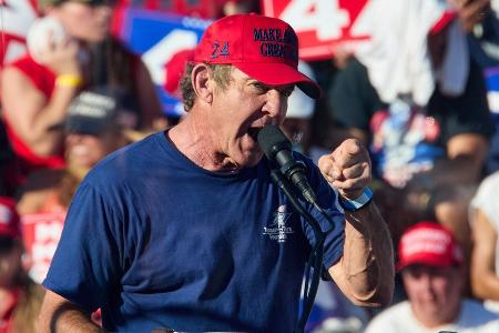 Dennis Quaid outet sich als Trump-Jünger: Darum verwundert seine Wahl Dennis Quaid outet sich als Trump-Jünger: Darum verwundert seine Wahl