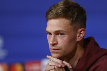 Kuriose Bayern-PK: Bei Kimmich geht das Licht aus Kuriose Bayern-PK: Bei Kimmich geht das Licht aus