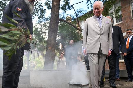 König Charles III.: Traditionelle Räucherzeremonie in Australien König Charles III.: Traditionelle Räucherzeremonie in Australien