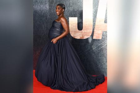 Lashana Lynch präsentiert ihren Babybauch in nachtblauer Traumrobe Lashana Lynch präsentiert ihren Babybauch in nachtblauer Traumrobe