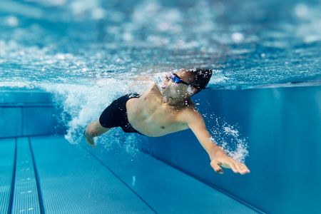mann schwimmt im hallenbad mann schwimmt im hallenbad