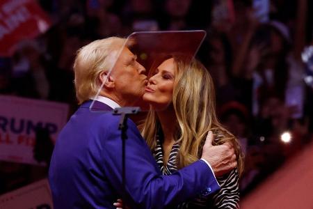 Melania Trump überrascht mit erstem Wahlkampf-Auftritt 2024 Melania Trump überrascht mit erstem Wahlkampf-Auftritt 2024