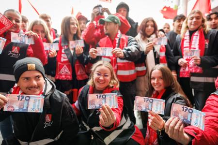 Mit 170 Euro sollen Auszubildende eine überproportional höhere Lohnsteigerung erhalten. Für die übrigen Beschäftigten fordert die IG Metall 7,0 Prozent mehr Geld. Mit 170 Euro sollen Auszubildende eine überproportional höhere Lohnsteigerung erhalten. Für die übrigen Beschäftigten fordert die IG Metall 7,0 Prozent mehr Geld.