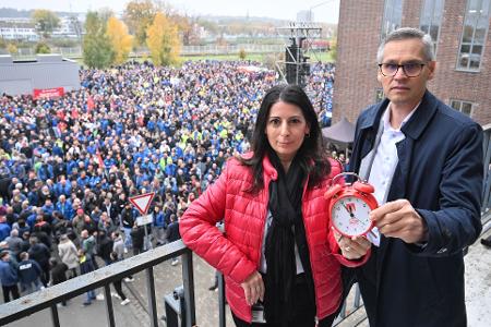 VW will mindestens drei Werke schließen. Betriebsrat und IG Metall protestieren gegen die Pläne. VW will mindestens drei Werke schließen. Betriebsrat und IG Metall protestieren gegen die Pläne.