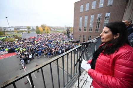 VW will mindestens drei Werke schließen.