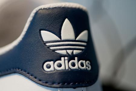 Der Adidas-Umsatz stieg zuletzt um 7,3 Prozent auf 6,4 Milliarden Euro. Der Adidas-Umsatz stieg zuletzt um 7,3 Prozent auf 6,4 Milliarden Euro.