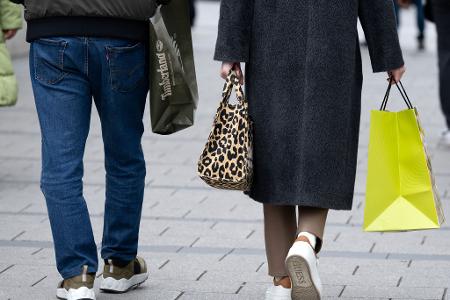 Die Verbraucherstimmung hellt sich etwas auf, die Einschätzung der gesamtwirtschaftlichen Entwicklung bleibt aber pessimistisch. Die Verbraucherstimmung hellt sich etwas auf, die Einschätzung der gesamtwirtschaftlichen Entwicklung bleibt aber pessimistisch.