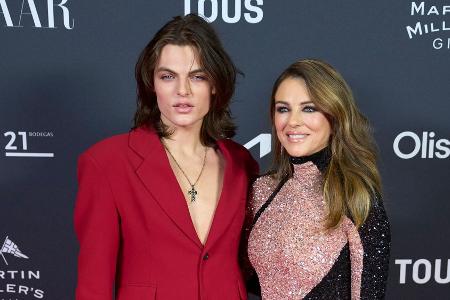 Liz und Damian Hurley: Mutter-Sohn-Duo legt eleganten Auftritt hin Liz und Damian Hurley: Mutter-Sohn-Duo legt eleganten Auftritt hin