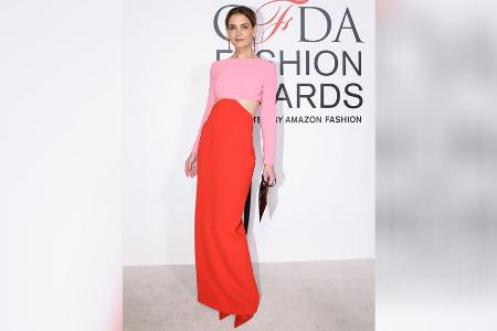 Katie Holmes überrascht mit farbenfrohem Red-Carpet-Look Katie Holmes überrascht mit farbenfrohem Red-Carpet-Look