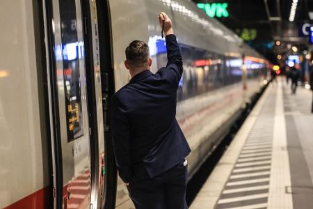 Trotz der schwierigen Lage geben die Bahn-Beschäftigten ihr Bestes. (Archivbild) Trotz der schwierigen Lage geben die Bahn-Beschäftigten ihr Bestes. (Archivbild)