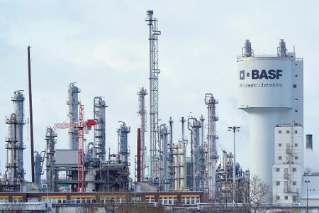 Der Chemiekonzern BASF sieht sich bei seinen milliardenschweren Kosteneinsparungen auf einem gutem Weg.