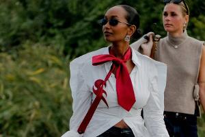 In der Frauenmode angekommen: Krawatten mischen den Mode-Herbst auf