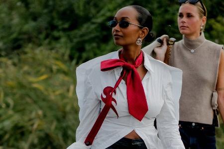 In der Frauenmode angekommen: Krawatten mischen den Mode-Herbst auf In der Frauenmode angekommen: Krawatten mischen den Mode-Herbst auf