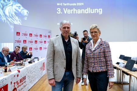 Die Tarifpartner in Bayern laufen sich warm für einen Pilotabschluss. 