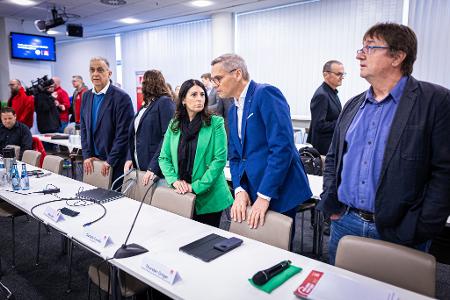 IG-Metall-Bezirksleiter Thorsten Gröger und Betriebsratschefin Daniela Cavallo stellten in der Tarifrunde klare Bedingungen für die Fortsetzung der Gespräche. IG-Metall-Bezirksleiter Thorsten Gröger und Betriebsratschefin Daniela Cavallo stellten in der Tarifrunde klare Bedingungen für die Fortsetzung der Gespräche.