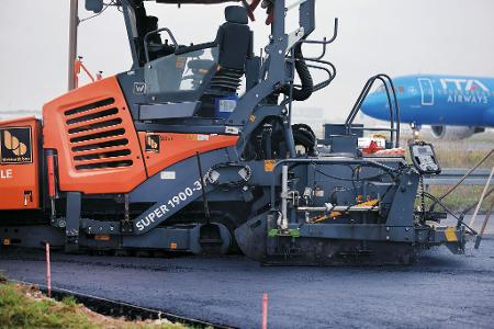 Fraport testet das neue Material zunächst auf dem Vorfeld in einer 200 Meter langen Sackgasse. (Handout) Fraport testet das neue Material zunächst auf dem Vorfeld in einer 200 Meter langen Sackgasse. (Handout)