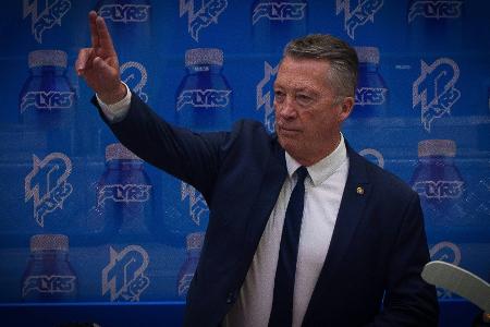 Kreis lässt TV-Kameras in die Eishockey-Kabine Kreis lässt TV-Kameras in die Eishockey-Kabine