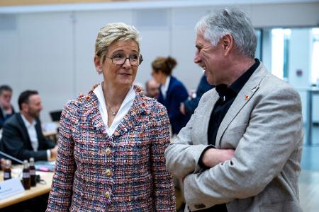 Freundliche Stimmung: Die Verhandlungsführer der bayerischen Metall-Arbeitgeber, Angelique Renkhoff-Mücke, und der IG Metall Bayern, Horst Ott