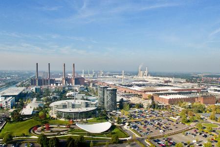 Das VW-Stammwerk in Wolfsburg gilt als größte Autofabrik der Welt. (Archivbild)