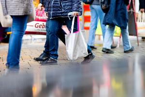 Umfrage: Stimmung der Kunden bessert sich leicht