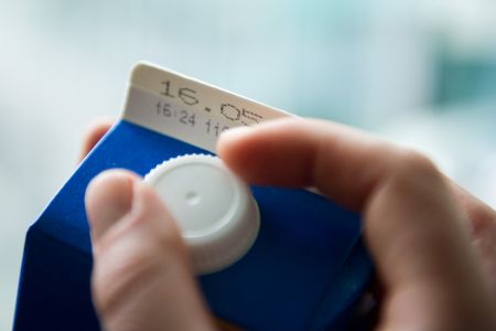 Haltbarkeitsdatum auf einer Milchtüte
