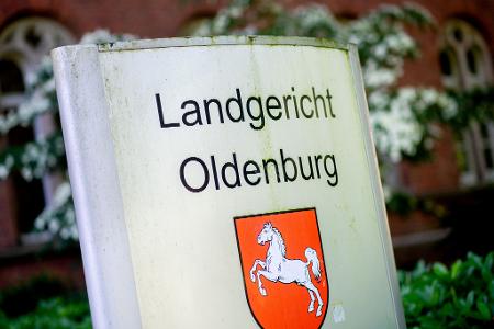 Ein ehemaliger Geschäftsführer des Steinhoff-Konzerns steht wegen Steuerbetrugs vor dem Landgericht Oldenburg. (Archivbild) Ein ehemaliger Geschäftsführer des Steinhoff-Konzerns steht wegen Steuerbetrugs vor dem Landgericht Oldenburg. (Archivbild)