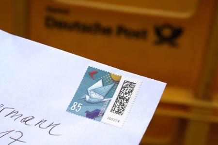 Nach Darstellung der Post fiel die vergangene Portoerhöhung um 4,6 Prozent von Anfang 2022 angesichts der hohen Inflation in diesem Zeitraum viel zu gering aus. (Symbolbild) Nach Darstellung der Post fiel die vergangene Portoerhöhung um 4,6 Prozent von Anfang 2022 angesichts der hohen Inflation in diesem Zeitraum viel zu gering aus. (Symbolbild)
