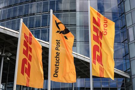 Fahnen wehen vor der Zentrale der DHL Group, die sich im Briefgeschäft Deutsche Post nennt. 