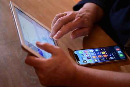 Mit den neuen Regeln sollen die Mehrwertsteuervorschriften der EU an das digitale Zeitalter angepasst werden, hieß es. Mit den neuen Regeln sollen die Mehrwertsteuervorschriften der EU an das digitale Zeitalter angepasst werden, hieß es.