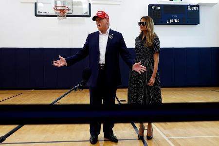 US-Wahl: Donald Trump gibt neben Melania Stimme ab US-Wahl: Donald Trump gibt neben Melania Stimme ab