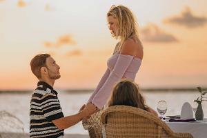 "GZSZ"-Star Timur Ülker und Partnerin Caroline Steinhof sind verlobt