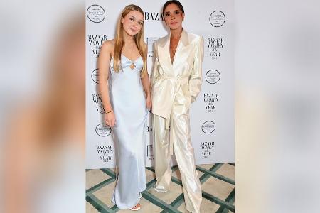 Stylisches Duo: Tochter Harper überreicht Victoria Beckham einen Preis Stylisches Duo: Tochter Harper überreicht Victoria Beckham einen Preis