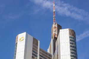Commerzbank bekräftigt in Übernahmekampf Rekordziel