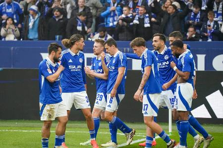 Sturm-Duo erlöst Schalke: Van Wonderen feiert Premierensieg Sturm-Duo erlöst Schalke: Van Wonderen feiert Premierensieg