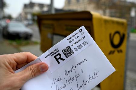 Statt des sogenannten Prio-Briefes sollen teurere Einschreiben ermöglichen, dass eine Sendung besonders schnell ankommt. (Symbolbild) Statt des sogenannten Prio-Briefes sollen teurere Einschreiben ermöglichen, dass eine Sendung besonders schnell ankommt. (Symbolbild)