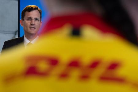 Der Chef des Logistikkonzerns DHL, Tobias Meyer, spricht vor Mitarbeitern. Das Briefgeschäft von DHL heißt Deutsche Post. Der Chef des Logistikkonzerns DHL, Tobias Meyer, spricht vor Mitarbeitern. Das Briefgeschäft von DHL heißt Deutsche Post.