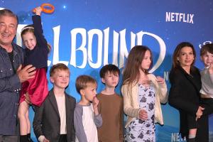Alec und Hilaria Baldwin sorgen bei Premierenabend für Familientrubel