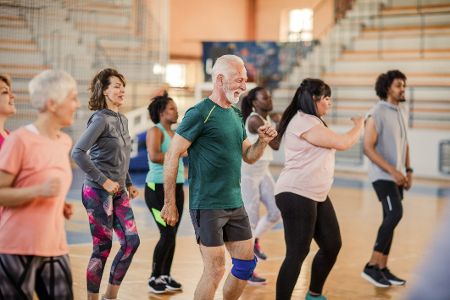 Zumbaklasse mit Mitgliedern verschiedenen Alters